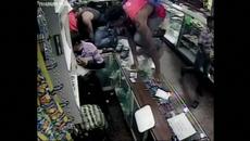 Вижте защо десетки разграбват пекарна във Венецуела - Videoclip.bg