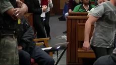 Оскар Писториус свали протезите и помоли съда за милост - Videoclip.bg