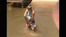 Невероятно! Момиче лови риба с ръце (ВИДЕО) - Videoclip.bg