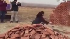 Китайка с уникална способност! Ето това му се вика майстор (ВИДЕО) - Videoclip.bg