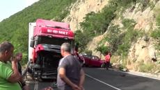 Тежка катастрофа в жегата! Тир и лека кола се удариха в Кресненското дефиле - Videoclip.bg