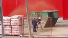 На това се казва безотговорен мързелив работник в действие (ВИДЕО) - Videoclip.bg