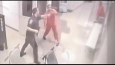Затворник напада надзирател, но се случва нещо неочаквано - Videoclip.bg