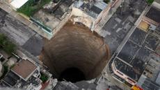 Земята погълна път в Япония! Вижте как! Huge street sinkhole in Fukuoka (Japan) - Videoclip.bg