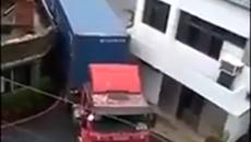 Вижте този шофьор как прекарва камиона си перфектно ,през невъзможна улица (ВИДЕО) - Videoclip.bg