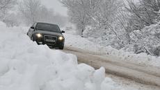 Автомобили потънаха в преспи и бедстват между Монтана и Лом - Videoclip.bg