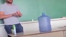 Часовете при този професор по физика са винаги интересни   - Videoclip.bg
