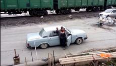 Бригадата пристигна за работа в пълен състав - 17 човека в една Волга - Videoclip.bg