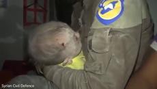 Спасител плаче, след като спасява бебе от руините на сграда - Videoclip.bg