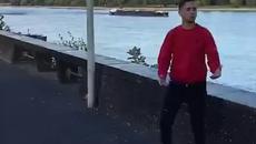 Голям смях! Вижте как се свалят момичета в днешно време (ВИДЕО) - Videoclip.bg