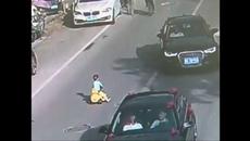 Уникално! Вижте колко е малък този шофьор - 3-годишно дете с колело сред колите по натоварен път - Videoclip.bg