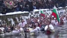 ЧЕСТИТ ЙОРДАНОВДЕН ОТ КАРЛОВО !!! Уникалното мъжко хоро в Калофер 2017 - Videoclip.bg