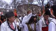 Кукерски фестивал в Перник - Сурва 2017 - Палят кукерските огньове в Пернишко - Videoclip.bg