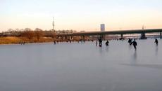 Вижте невероятна красота! С кънки и хокей върху замръзналия Дунав 2017 г. Европа е в плен на студа!!! Дунав замръзна напълно във