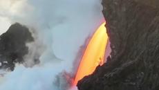 Лава във водата (ВИДЕОИ) Изригна вулкана Килауеа 2017 / Lava Pours Steadily From Hawaii's Kilauea Volcano - Videoclip.bg