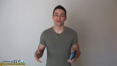 Искате ли такъв приятел! Вижте как това момче изпробва верността на приятелката си, докато тя е на фитнес - Videoclip.bg