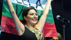 Цеца изпя"Трепни"в прегръдката на Българското знаме!Ceca - TREPNI - Live 17.03.2017 Sofia - Videoclip.bg