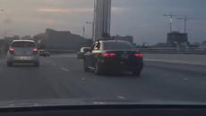 Жена по бельо танцува върху покрива на кола - Videoclip.bg