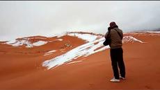 Сняг Заваля над Алжир! Вижте Сахара ALGERIA. Snow in the Sahara desert - Videoclip.bg