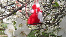 Честита Баба Марта 2018! Днес си подаряваме мартенички за здраве и късмет - Videoclip.bg