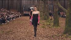 Лагерфелд пресъздаде автентична гора за новата колекция на "Шанел" - Videoclip.bg