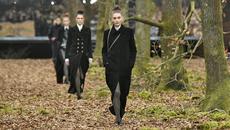 Вижте как Лагерфелд пресъздаде автентична гора за новата колекция на "Шанел" - Videoclip.bg