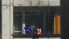 Бебе виси от 8-ия етаж - Videoclip.bg