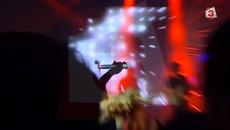 Анелия пада на сцената по време на концерта - 'Дай ми още' - Videoclip.bg