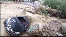 Новините: Преляла река понесе автомобил с човек вътре - Videoclip.bg