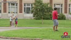 СКРИТА КАМЕРА С БЛИЗНАЦИ .СМЯХ - Videoclip.bg