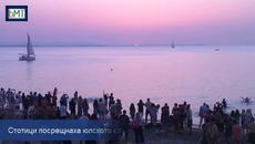 Джулай Морнинг 2017 на плажа в Бургас! Стотици посрещнаха първото юлското слънце на бургаския плаж, вижте емоцията след изгрева 
