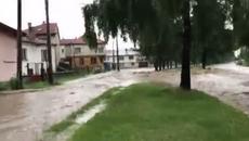 Бедствено положение в Самоков, река Боклуджака преля (Видео) - Videoclip.bg