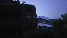 Влак помете микробус на жп прелез, шофьорът загина (ВИДЕО) - Videoclip.bg