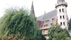 Замъкът Влюбен във вятърa в село Равадиново - Videoclip.bg