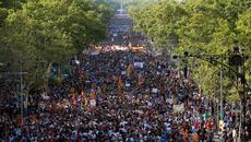 Голямо шествие в Барселона срещу тероризма-организирано като реакция на атентатите в Каталуния - Videoclip.bg