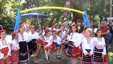 Първият учебен ден с български народни танци 15 септември 2017 - Videoclip.bg