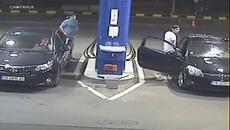 Бензинджия "изкъпа" с пожарогасител пушач (ВИДЕО) Cigarette smoker at gas station met the angry extinguisher - Videoclip.bg
