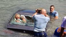 Велико! Вижте как полицаи спасиха жена от кола секунди преди да потъне (ВИДЕО) - Videoclip.bg