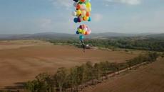 Мъж се издигна във въздуха със стол и 100 балона (ВИДЕО) - Videoclip.bg