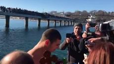 Йордановден в България 2018г. Радул е спасителят на Кръста в Бургас - Videoclip.bg