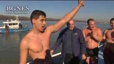 Хвърляне на кръста Йордановден 2018 във Русе - 23-годишният Теодор Цветков извади за втори път кръста в Русе - Videoclip.bg