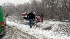 Кола излетя от пътя и се обърна при входа на Русе - Videoclip.bg
