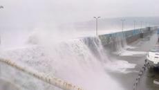 Вижте огромна приливна вълна залива кола (ВИДЕО) - Videoclip.bg