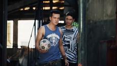 Единайсеторката-Juega Con El Corazon  Sebastián Athie, Paulina Vetrano y Paisavlogs - Videoclip.bg