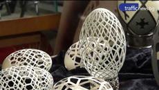 Чужденец гравира щраусови яйца - Videoclip.bg