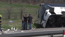 Кадри от мястото на катастрофиралия автобус край Вакарел – видео БГНЕС - Videoclip.bg