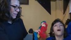 Майка на дете с увреждания емигрира заради него! Видото което ще разплаче и Вас! - Videoclip.bg