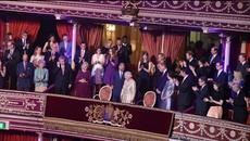 Британската кралица отпразнува рождения си ден с грандиозен концерт 2018 - Videoclip.bg