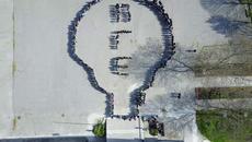 Вижте невероятният флашмоб с ученици от Варна как отбелязаха Деня на Земята - Videoclip.bg