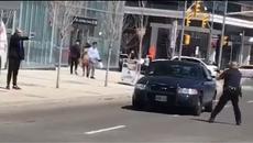 Атаката в Торонто! Мъж уби 10 и рани 15 души - Toronto van attack: Witness video of takedown - Videoclip.bg